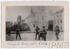 18.10.1939, Kalisz, Kraj Warty, III Rzesza Niemiecka.
Plac św. Józefa, ksiądz Roman Pawłowski - proboszcz parafii w Choczu k/Kalisza, prowadzony przez Niemców na egzekucję. Pretekstem do aresztowania i stracenia księdza była znaleziona podczas rewizji, podrzucona amunicja.
Fot. NN, Instytut Polski im. Gen. Sikorskiego w Londynie [teczka nr 100 – obozy koncentracyjne i egzekucje]