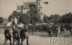 15.08.1939, Wilno – Łukiszki, Polska.
Poczet sztandarowy 1 Pułku Piechoty Legionów, w tle kościół św. Jakuba.
Fot. NN, Instytut Polski im. Gen. Sikorskiego w Londynie [teczka nr 115 – Wilno]