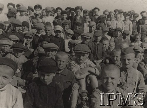 Maj 1942, Wrewskoje, Uzbekistan, ZSRR.
Junacy podczas pogadanki.
Fot. NN, Instytut Polski im. Gen. Sikorskiego w Londynie [teczka nr 126 – dzieci z Rosji]