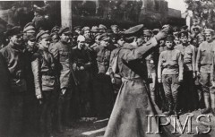 1919-1920, brak miejsca.
Komisarz bolszewicki podczas przemówienia do czerwonoarmistów.
Fot. NN, Instytut Polski im. Gen. Sikorskiego w Londynie [teczka nr 131 – wojna polsko-bolszewicka]