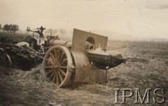 Wrzesień 1939, Polska.
Kampania wrześniowa, wkroczenie oddziałów niemieckich do Polski. Rozbite działo stojące przy drodze. Fotografia wykonana przez nieznanego żołnierza Wehrmachtu.
Fot. NN, Instytut Polski im. Gen. Sikorskiego w Londynie [teczka nr 140a]