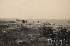 Wrzesień 1939, Polska.
Kampania wrześniowa, wkroczenie oddziałów niemieckich do Polski. Niemieccy żołnierze przy grobach swoich kolegów. Fotografia wykonana przez nieznanego żołnierza Wehrmachtu.
Fot. NN, Instytut Polski im. Gen. Sikorskiego w Londynie [teczka nr 140a]