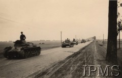 Wrzesień 1939, Polska.
Kampania wrześniowa, wkroczenie oddziałów niemieckich do Polski. Kolumna pancerna na drodze. Fotografia wykonana przez nieznanego żołnierza Wehrmachtu.
Fot. NN, Instytut Polski im. Gen. Sikorskiego w Londynie [teczka nr 140a]