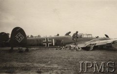 Wrzesień 1939, Polska.
Kampania wrześniowa, wkroczenie oddziałów niemieckich do Polski. Niemieccy żołnierze oglądają wrak zestrzelonego samolotu Luftwaffe. Fotografia wykonana przez nieznanego żołnierza Wehrmachtu.
Fot. NN, Instytut Polski im. Gen. Sikorskiego w Londynie [teczka nr 140a]