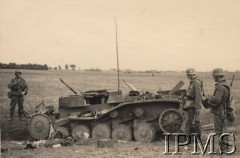 Wrzesień 1939, Polska.
Kampania wrześniowa, wkroczenie oddziałów niemieckich do Polski. Niemieccy żołnierze oglądają zniszczony czołg. Fotografia wykonana przez nieznanego żołnierza Wehrmachtu.
Fot. NN, Instytut Polski im. Gen. Sikorskiego w Londynie [teczka nr 140a]