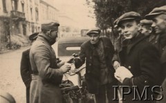 Wrzesień 1939, Polska.
Kampania wrześniowa, wkroczenie oddziałów niemieckich do Polski. Niemiecki żołnierz częstujący papierosami mężczyzn stojących na ulicy. Fotografia wykonana przez nieznanego żołnierza Wehrmachtu.
Fot. NN, Instytut Polski im. Gen. Sikorskiego w Londynie [teczka nr 140a]