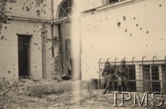 Wrzesień 1939, Polska.
Kampania wrześniowa, wkroczenie oddziałów niemieckich do Polski. Dwaj niemieccy żołnierze obok zniszczonego budynku. Fotografia wykonana przez nieznanego żołnierza Wehrmachtu.
Fot. NN, Instytut Polski im. Gen. Sikorskiego w Londynie [teczka nr 140a]