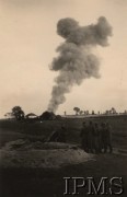 Wrzesień 1939, Polska.
Kampania wrześniowa, wkroczenie oddziałów niemieckich do Polski. Grupa niemieckich żołnierzy ogląda płonące zabudowania. Fotografia wykonana przez nieznanego żołnierza Wehrmachtu.
Fot. NN, Instytut Polski im. Gen. Sikorskiego w Londynie [teczka nr 140a]