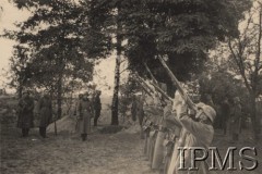 Wrzesień 1939, Polska.
Kampania wrześniowa, wkroczenie oddziałów niemieckich do Polski. Pogrzeb niemieckiego żołnierza, salwa honorowa nad grobem. Fotografia wykonana przez nieznanego żołnierza Wehrmachtu.
Fot. NN, Instytut Polski im. Gen. Sikorskiego w Londynie [teczka nr 140a]