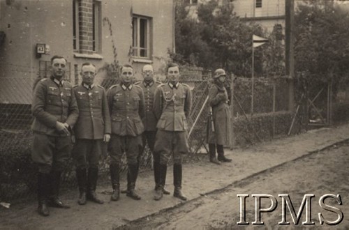 Wrzesień 1939, Polska.
Kampania wrześniowa, wkroczenie oddziałów niemieckich do Polski. Niemieccy oficerowie stojący na ulicy przed domem. Fotografia wykonana przez nieznanego żołnierza Wehrmachtu.
Fot. NN, Instytut Polski im. Gen. Sikorskiego w Londynie [teczka nr 140a]