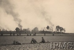 Wrzesień 1939, Polska.
Kampania wrześniowa, wkroczenie oddziałów niemieckich do Polski. Oddział niemieckiej piechoty idący do ataku. Fotografia wykonana przez nieznanego żołnierza Wehrmachtu.
Fot. NN, Instytut Polski im. Gen. Sikorskiego w Londynie [teczka nr 140a]