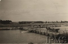 Wrzesień 1939, Polska.
Kampania wrześniowa, wkroczenie oddziałów niemieckich do Polski. Niemieckie oddziały przechodzą przez rzekę po moście pontonowym. Fotografia wykonana przez nieznanego żołnierza Wehrmachtu.
Fot. NN, Instytut Polski im. Gen. Sikorskiego w Londynie [teczka nr 140a]