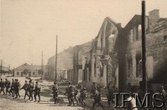 Wrzesień 1939, Polska.
Kampania wrześniowa, wkroczenie oddziałów niemieckich do Polski. Oddział niemieckiej piechoty wkracza do zdobytego miasteczka, w tle domy zniszczone podczas bombardowania. Fotografia wykonana przez nieznanego żołnierza Wehrmachtu.
Fot. NN, Instytut Polski im. Gen. Sikorskiego w Londynie [teczka nr 140a]