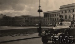 5.10.1939, Warszawa, Polska.
Defilada wojsk niemieckich w zdobytym mieście. W samochodzie Adolf Hitler. W tle Pałac Saski. Fotografia wykonana przez nieznanego żołnnierza Wehrmachtu.
Fot. NN, Instytut Polski im. Gen. Sikorskiego w Londynie [teczka nr 140a]