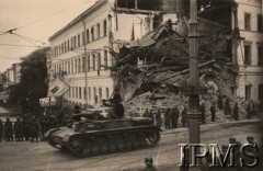 5.10.1939, Warszawa, Polska.
Defilada wojsk niemieckich w zdobytym mieście. Niemiecki czołg na ulicy Nowy Świat, w tle fragment Muzeum Narodowego. Fotografia wykonana przez nieznanego żołnierza Wehrmachtu.
Fot. NN, Instytut Polski im. Gen. Sikorskiego w Londynie [teczka nr 140a]