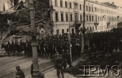 5.10.1939, Warszawa, Polska.
Defilada wojsk niemieckich w zdobytym mieście. Niemiecka piechota na ulicy Nowy Świat. Fotografia wykonana przez nieznanego żołnierza Wehrmachtu.
Fot. NN, Instytut Polski im. Gen. Sikorskiego w Londynie [teczka nr 140a]