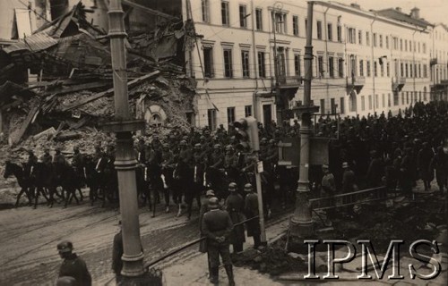 5.10.1939, Warszawa, Polska.
Defilada wojsk niemieckich w zdobytym mieście. Niemiecka piechota na ulicy Nowy Świat. Fotografia wykonana przez nieznanego żołnierza Wehrmachtu.
Fot. NN, Instytut Polski im. Gen. Sikorskiego w Londynie [teczka nr 140a]