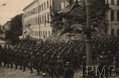 5.10.1939, Warszawa, Polska.
Defilada wojsk niemieckich w zdobytym mieście. Niemiecka piechota na ulicy Nowy Świat, w tle fragment Muzeum Narodowego. Fotografia wykonana przez nieznanego żołnierza Wehrmachtu.
Fot. NN, Instytut Polski im. Gen. Sikorskiego w Londynie [teczka nr 140a]