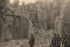 Wrzesień 1939, Warszawa, Polska.
Kampania wrześniowa, wkroczenie oddziałów niemieckich do stolicy. Niemieccy żołnierze na ulicy miasta, w tle zburzone domy. Fotografia wykonana przez nieznanego żołnierza Wehrmachtu.
Fot. NN, Instytut Polski im. Gen. Sikorskiego w Londynie [teczka nr 140a]