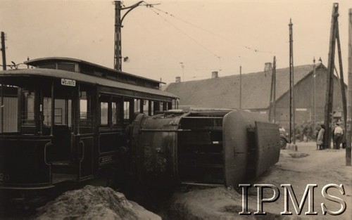 Wrzesień 1939, Warszawa, Polska.
Kampania wrześniowa, wkroczenie oddziałów niemieckich do stolicy. Przewrócony wagon tramwajowy. Fotografia wykonana przez nieznanego żołnierza Wehrmachtu.
Fot. NN, Instytut Polski im. Gen. Sikorskiego w Londynie [teczka nr 140a]
