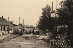 Wrzesień 1939, Warszawa, Polska.
Kampania wrześniowa, wkroczenie oddziałów niemieckich do stolicy. Fragment ulicy, przewrócone wagony tramwajowe, w tle most kolejowy. Fotografia wykonana przez nieznanego żołnierza Wehrmachtu.
Fot. NN, Instytut Polski im. Gen. Sikorskiego w Londynie [teczka nr 140a]