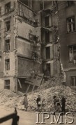 Wrzesień 1939, Warszawa, Polska.
Kampania wrześniowa, wkroczenie oddziałów niemieckich do stolicy. Ludzie z wiadrami na ulicy, w tle dom zniszczony podczas bombardowania. Fotografia wykonana przez nieznanego żołnierza Wehrmachtu.
Fot. NN, Instytut Polski im. Gen. Sikorskiego w Londynie [teczka nr 140a]