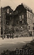 Wrzesień 1939, Warszawa, Polska.
Kampania wrześniowa, wkroczenie oddziałów niemieckich do stolicy. Niemieccy żołnierze na ulicy, w tle dom zniszczony podczas bombardowania. Fotografia wykonana przez nieznanego żołnierza Wehrmachtu.
Fot. NN, Instytut Polski im. Gen. Sikorskiego w Londynie [teczka nr 140a]