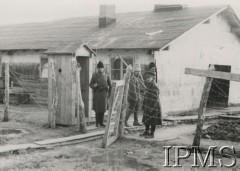 Ok. 1940, Rumunia. 
Obóz dla internowanych żołnierzy Wojska Polskiego, wartownicy przy bramie.
Fot. NN, Instytut Polski im. Gen. Sikorskiego w Londynie

