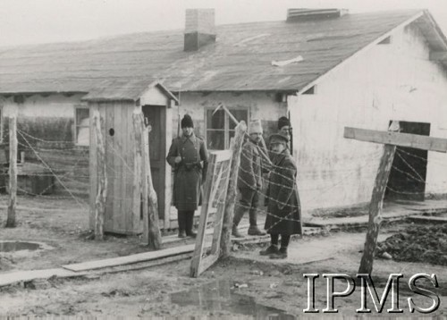 Ok. 1940, Rumunia. 
Obóz dla internowanych żołnierzy Wojska Polskiego, wartownicy przy bramie.
Fot. NN, Instytut Polski im. Gen. Sikorskiego w Londynie

