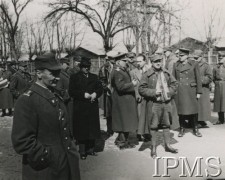 Ok. 1940, Rumunia. 
Obóz dla internowanych żołnierzy Wojska Polskiego, grupa żołnierzy na placu, z lewej stoi pułkownik WP.
Fot. NN, Instytut Polski im. Gen. Sikorskiego w Londynie

