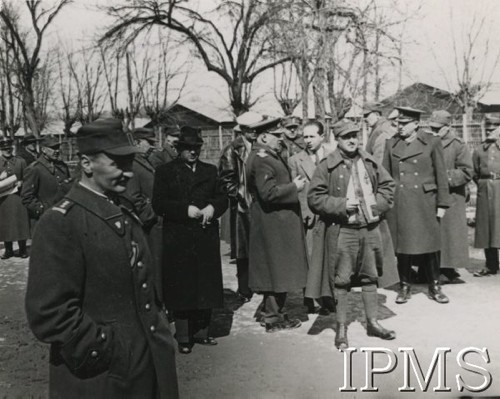 Ok. 1940, Rumunia. 
Obóz dla internowanych żołnierzy Wojska Polskiego, grupa żołnierzy na placu, z lewej stoi pułkownik WP.
Fot. NN, Instytut Polski im. Gen. Sikorskiego w Londynie

