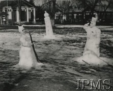 1940, Targoviste, Rumunia. 
Obóz dla internowanych żołnierzy Wojska Polskiego, rzeźby ze śniegu przedstawiające żołnierzy.
Fot. NN, Instytut Polski im. Gen. Sikorskiego w Londynie

