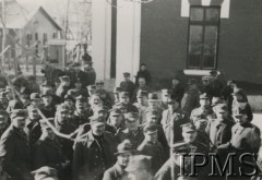 1940, Targoviste, Rumunia. 
Obóz dla internowanych żołnierzy Wojska Polskiego, grupa żołnierzy na placu przed budynkiem.
Fot. NN, Instytut Polski im. Gen. Sikorskiego w Londynie

