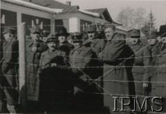 1940, Targoviste, Rumunia. 
Obóz dla internowanych żołnierzy Wojska Polskiego, grupa żołnierzy za ogrodzeniem z drutu kolczastego.
Fot. NN, Instytut Polski im. Gen. Sikorskiego w Londynie

