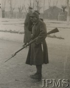 Ok. 1940, Rumunia. 
Obóz dla internowanych żołnierzy Wojska Polskiego, rumuński wartownik z karabinem.
Fot. NN, Instytut Polski im. Gen. Sikorskiego w Londynie

