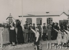 Ok. 1940, Rumunia. 
Obóz dla internowanych żołnierzy Wojska Polskiego, oficerowie i ksiądz salutują maszerującym dzieciom, które pozdrawiają zebranych.
Fot. NN, Instytut Polski im. Gen. Sikorskiego w Londynie

