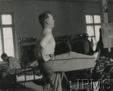 Ok. 1940, Rumunia. 
Obóz dla internowanych żołnierzy Wojska Polskiego, gimnastyka w baraku.
Fot. NN, Instytut Polski im. Gen. Sikorskiego w Londynie

