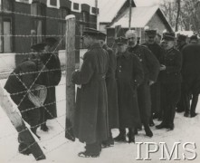 1940, Targoviste, Rumunia. 
Obóz dla internowanych żołnierzy Wojska Polskiego, żołnierze stojący w kolejce po gazetę.
Fot. NN, Instytut Polski im. Gen. Sikorskiego w Londynie

