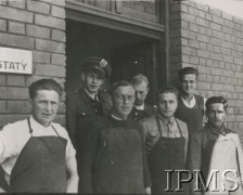 1940, Targoviste, Rumunia. 
Obóz dla internowanych żołnierzy Wojska Polskiego, grupa żołnierzy pracujących w warsztacie, w drzwiach stoi lotnik.
Fot. NN, Instytut Polski im. Gen. Sikorskiego w Londynie

