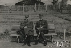 Ok. 1940, Rumunia. 
Obóz dla internowanych żołnierzy Wojska Polskiego, dwaj oficerowie siedzący na ławce.
Fot. NN, Instytut Polski im. Gen. Sikorskiego w Londynie

