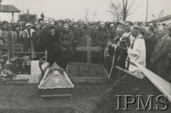 Ok. 1940, Rumunia. 
Obóz dla internowanych żołnierzy Wojska Polskiego, pogrzeb żołnierza zmarłego w obozie.
Fot. NN, Instytut Polski im. Gen. Sikorskiego w Londynie

