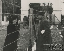 1940, Targoviste, Rumunia. 
Obóz dla internowanych żołnierzy Wojska Polskiego, podpułkownik WP rozmawiający z kobietą w czarnym płaszczu.
Fot. NN, Instytut Polski im. Gen. Sikorskiego w Londynie

