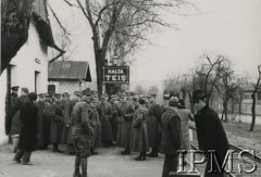 1940, Halta Teiş, Rumunia.
Stacja kolejowa obok Targoviste - grupa internowanych polskich oficerów na peronie.
Fot. NN, Instytut Polski im. Gen. Sikorskiego w Londynie

