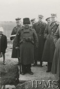 1940, Targoviste, Rumunia. 
Obóz dla internowanych żołnierzy Wojska Polskiego, z lewej stoi rumuński wartownik z karabinem.
Fot. NN, Instytut Polski im. Gen. Sikorskiego w Londynie

