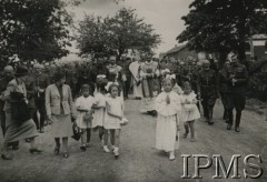 Czerwiec 1940, Targoviste, Rumunia. 
Obóz dla internowanych żołnierzy Wojska Polskiego, procesja Bożego Ciała, na pierwszym planie dziewczynki sypiące kwiatki.
Fot. NN, Instytut Polski im. Gen. Sikorskiego w Londynie

