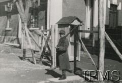 1940, Targoviste, Rumunia. 
Obóz dla internowanych żołnierzy Wojska Polskiego, wartownik z bronią przy bramie.
Fot. NN, Instytut Polski im. Gen. Sikorskiego w Londynie

