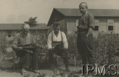 Ok. 1940, Rumunia. 
Obóz dla internowanych żołnierzy Wojska Polskiego, trzej żołnierze w ogrodzie, w tle baraki.
Fot. NN, Instytut Polski im. Gen. Sikorskiego w Londynie

