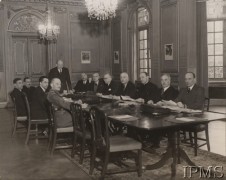 1943, Londyn, Anglia, Wielka Brytania.
Obrady polskiej Rady Ministrów. Od lewej: gen. Marian Kukiel (Minister Obrony Narodowej), Tadeusz Romer (Minister Spraw Zagranicznych), dr Ludwik Grosfeld (Minister Finansów), Jan Stańczyk (Minister Pracy i Spraw Socjalnych), stoi premier Stanisław Mikołajczyk, Adam Romer (Sekretarz Generalny Gabinetu), Marian Seyda (Minister do Spraw Przygotowań Konferencji Pokojowych), prof. Wacław Komornicki (Minister Sprawiedliwości), Karol Popiel (Minister Stanu – odpowiedzialny za przyszłą administrację), ksiądz Zygmunt Kaczyński (Minister Edukacji), prof. Stanisław Kot (Minister Informacji), Władysław Banaczyk (Minister Spraw Wewnętrznych).
Fot. Agencja Cristal, Instytut Polski i Muzeum im. gen. Sikorskiego w Londynie [teczka nr 147 – Mikołajczyk]