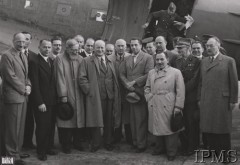 Sierpień 1944, Londyn, Anglia, Wielka Brytania.
Powitanie delegacji polskiego rządu po powrocie z wizyty w Moskwie. Stoją od prawej: Stanisław Kot, gen. Marian Kukiel, Jan Stańczyk, za nim Władysław Banaczyk, Tadeusz Romer, Jan Kwapiński, premier Stanisław Mikołajczyk, prof. Stanisław Grabski. Z lewej stoi Adam Romer, sekretarz rządu.
Fot. Czesław Datka, Instytut Polski i Muzeum im. gen. Sikorskiego w Londynie [teczka nr 147 – Mikołajczyk]