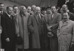 Sierpień 1944, Londyn, Anglia, Wielka Brytania.
Powitanie delegacji polskiego rządu po powrocie z wizyty w Moskwie. Czwarty od lewej stoi prof. Stanisław Grabski, w środku premier Stanisław Mikołajczyk, Jan Kwapiński (w kapeluszu), Tadeusz Romer, Jan Stańczyk i Władysław Banaczyk (z tyłu).
Fot. Czesław Datka, Instytut Polski i Muzeum im. gen. Sikorskiego w Londynie [teczka nr 147 – Mikołajczyk]